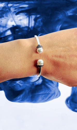 White gold bangle with pearls and sapphires