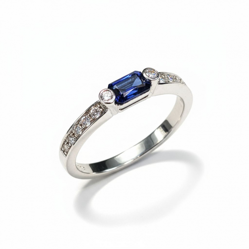 Baltā zelta gredzens ar briljantiem un safīru