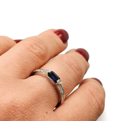 Baltā zelta gredzens ar briljantiem un safīru