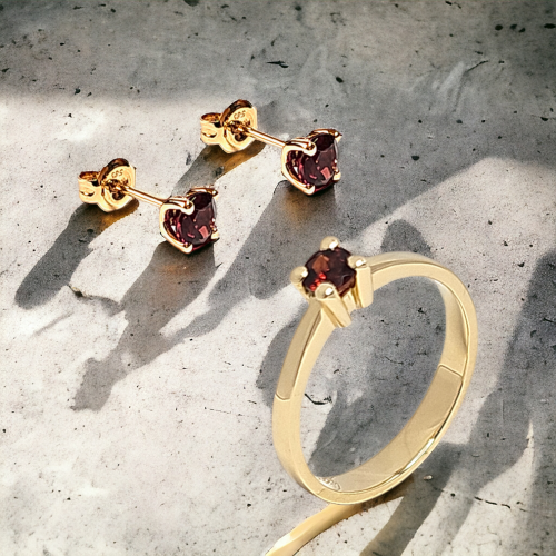 Yellow gold ring with garnet